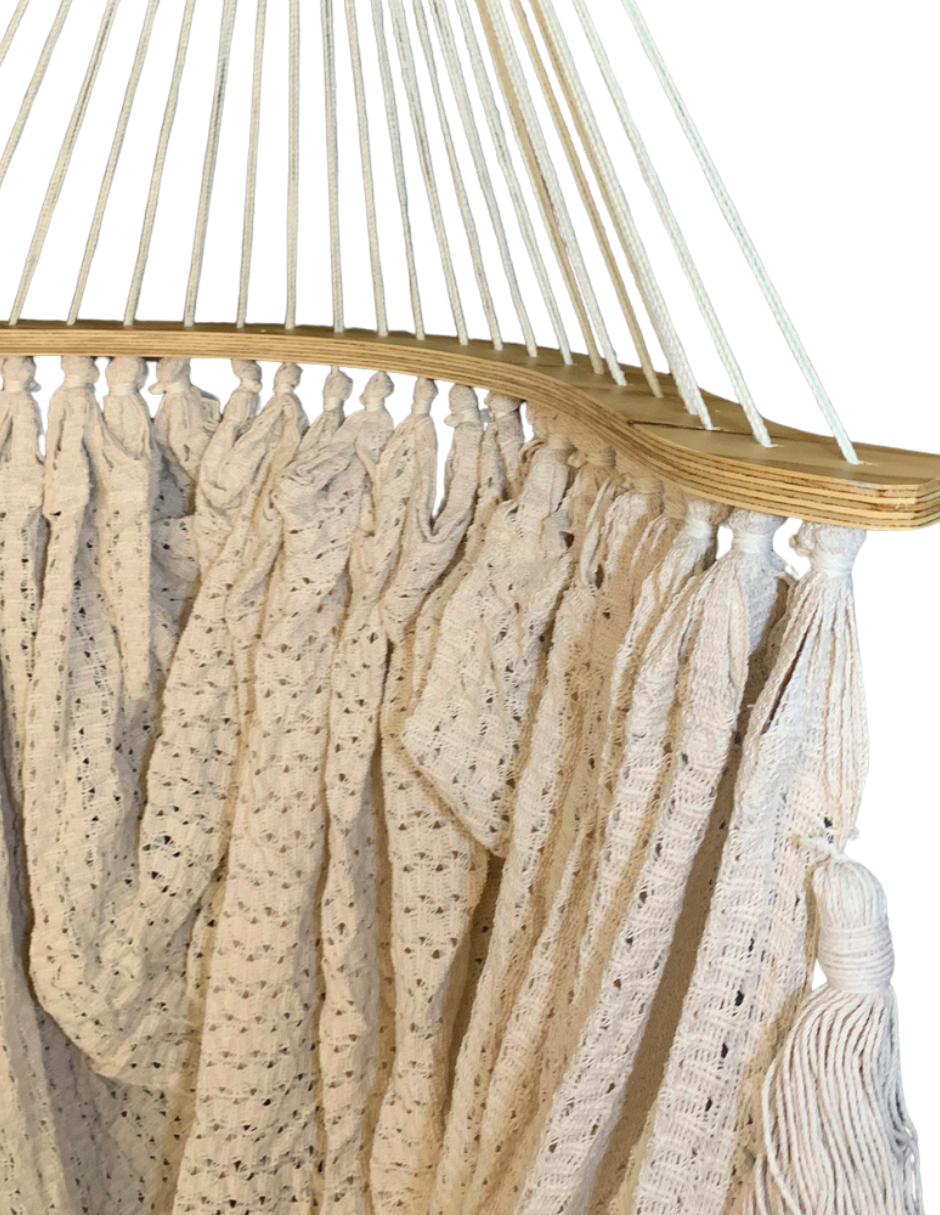 Courbe de tissu à pompons