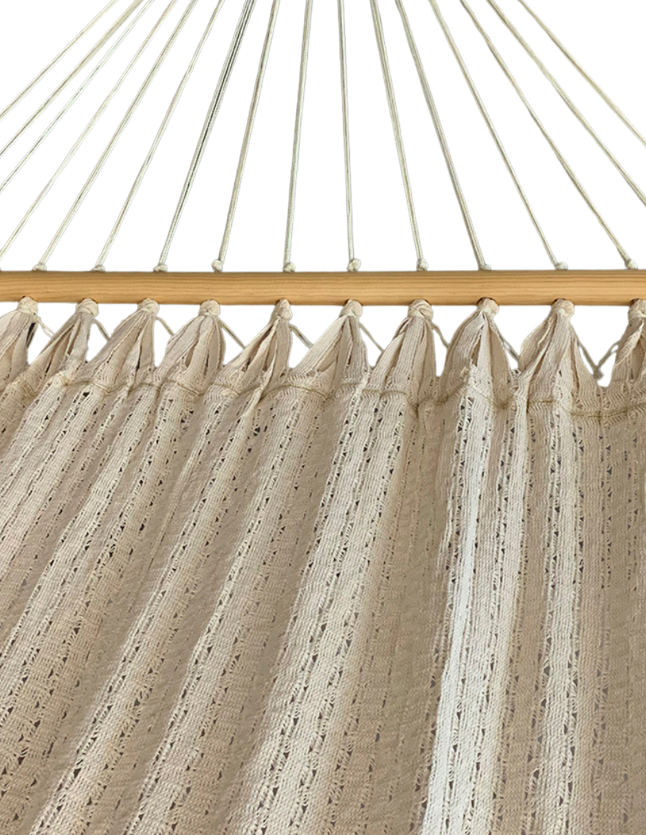 Tissu droit avec macramé