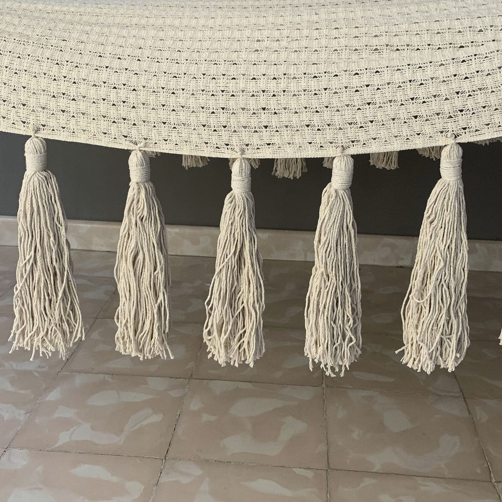 Courbe de tissu avec pompons